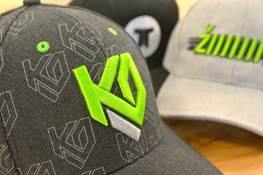 3D vezenje logotipov na kapah s šildom