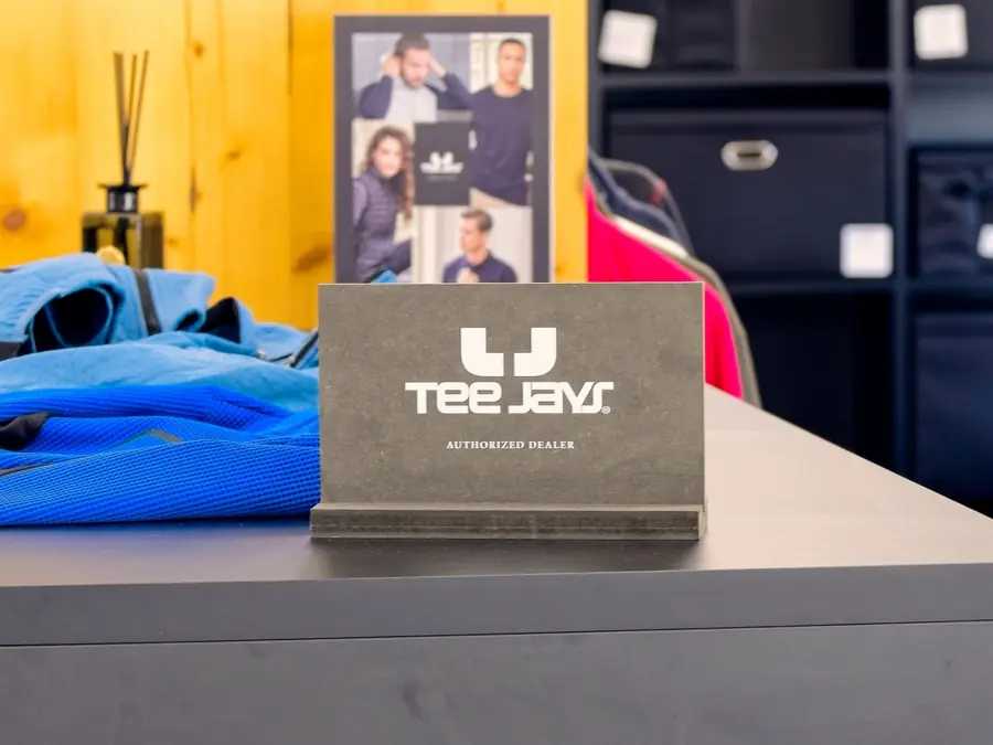 Tee Jays — pooblaščeni prodajalec, razstavni pult v salonu