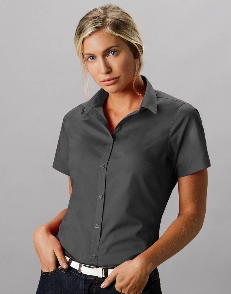 Rafflesia Arnoldi Get used to Straighten Ženska srajca s kratkimi rokavi iz poplina - Women`s Tailored Fit Poplin  Shirt SSL - 772.11 - Vezenje Homec